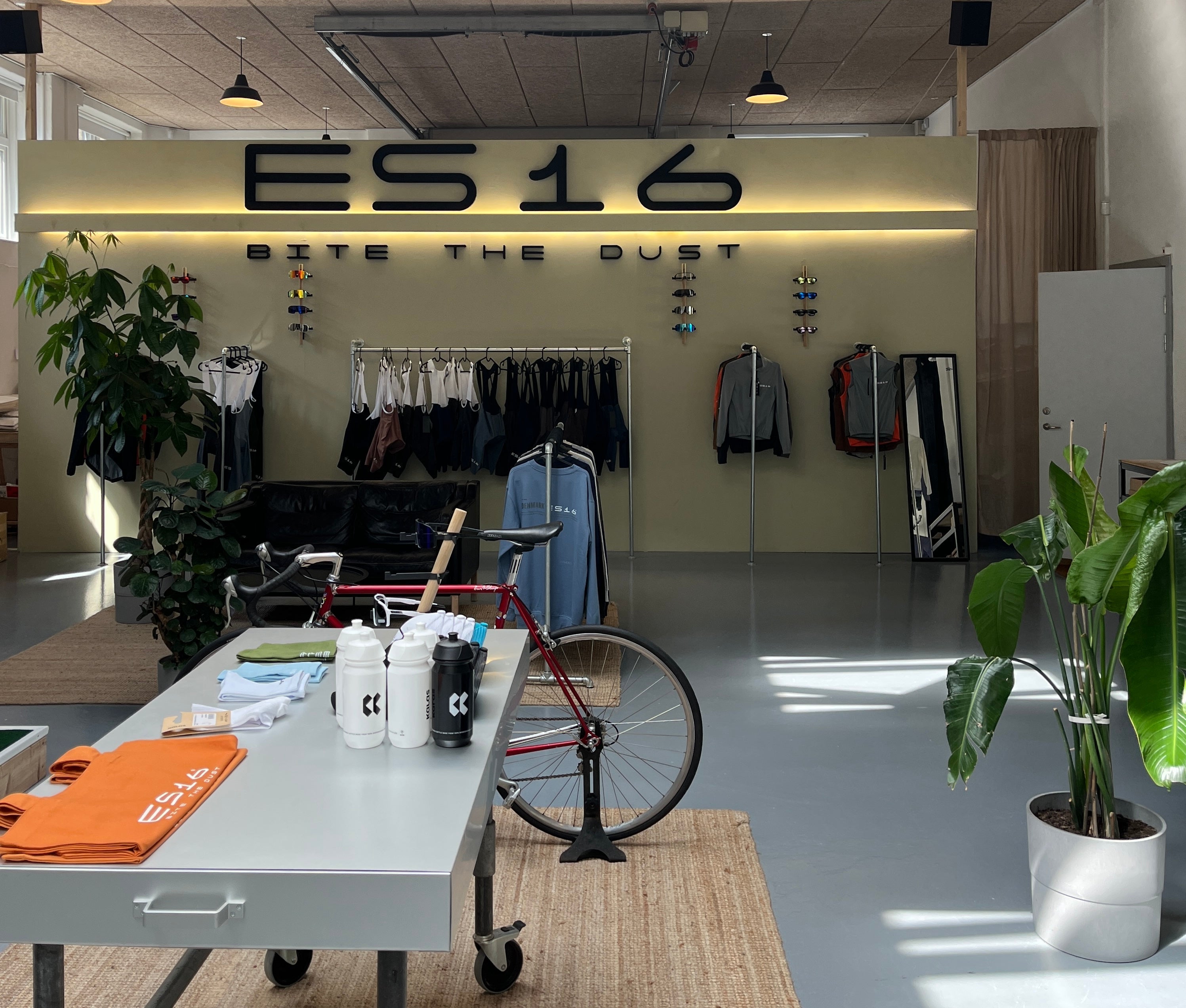 ES16 butik i Århus som sælger løbetøj, cykeltøj og fitnesstøj